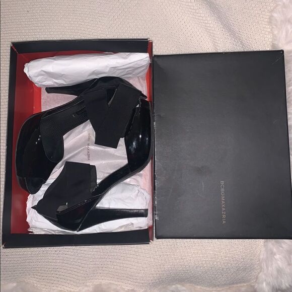 BCBG *COMFORTABLE* Monroe PATENT PLATFORM SANDALS - Picture 11 of 11